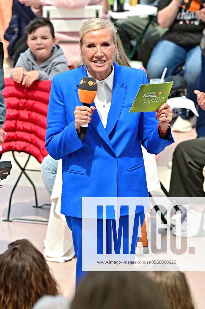ZDF - Fernsehgarten. Moderatorin Andrea Kiwi Kiewel während der ZDF - Unterhaltungsshow Fernsehgarten am 17.05.2026 in Mainz. 20260517MWI122653