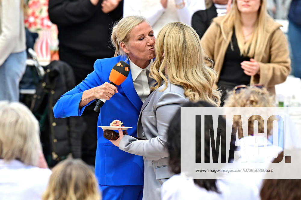 ZDF - Fernsehgarten. Moderatorin Andrea Kiwi Kiewel und Sängern Maite Kelly während der ZDF - Unterhaltungsshow Fernsehgarten am 17.05.2026 in Mainz. 20260517MWI122728
