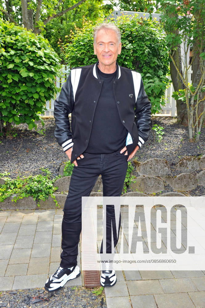 ZDF - Fernsehgarten. Sänger Olaf Berger während der ZDF - Unterhaltungsshow Fernsehgarten am 17.05.2026 in Mainz. 20260517MWI122861