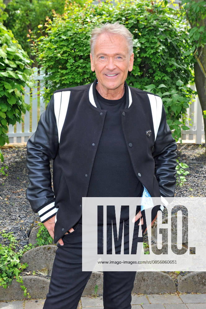 ZDF - Fernsehgarten. Sänger Olaf Berger während der ZDF - Unterhaltungsshow Fernsehgarten am 17.05.2026 in Mainz. 20260517MWI122864