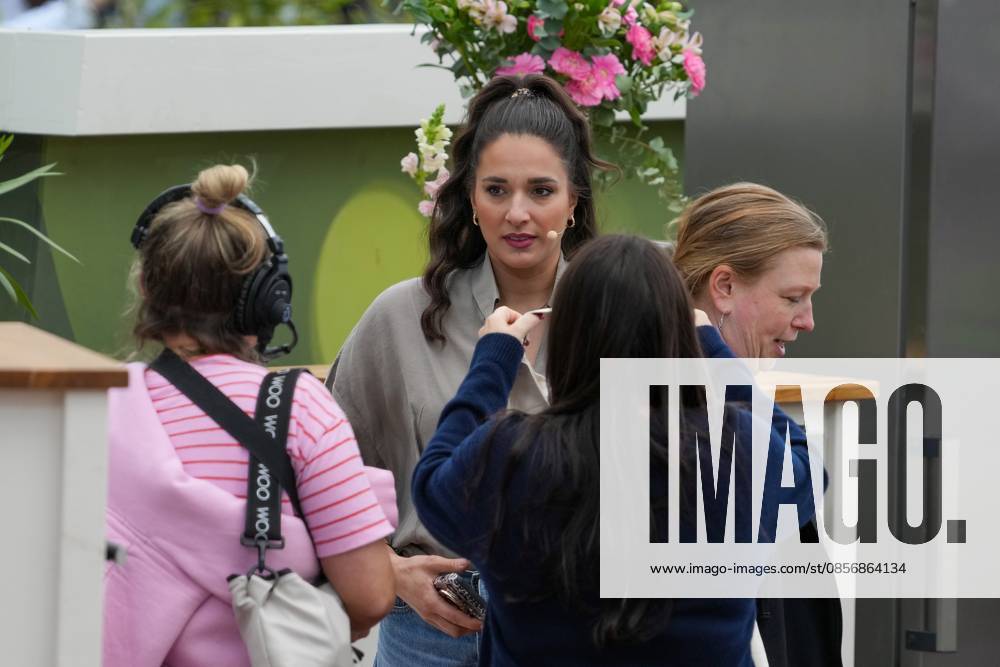 ZDF-Fernsehgarten 2026. Sally Özcan im ZDF Fernsehgarten bei der Schlagerparty am 17.05.2026 in Mainz. Mainz ZDF Fernsehgarten Rheinland-Pfalz