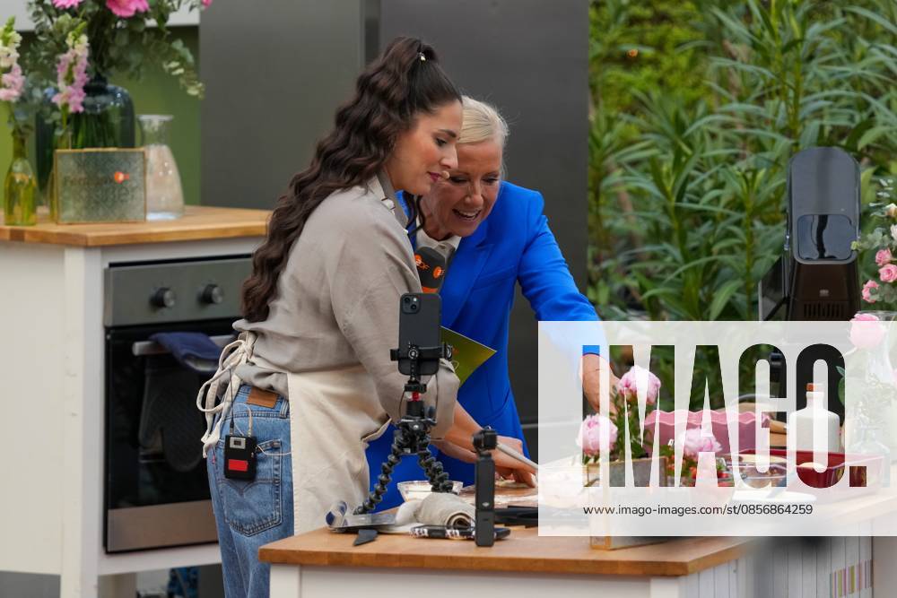 ZDF-Fernsehgarten 2026. Andrea (Kiwi) Kiewel und Sally Özcan im ZDF Fernsehgarten bei der Schlagerparty am 17.05.2026 in Mainz. Mainz ZDF Fernsehgarten Rheinland-Pfalz