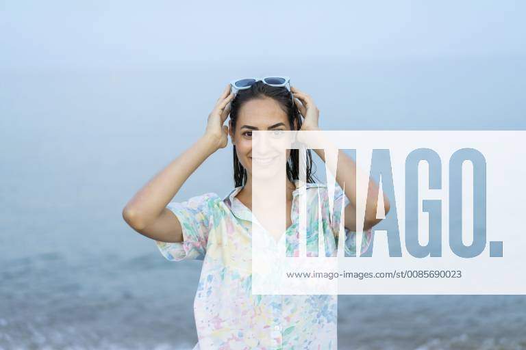 IMAGO Creative: Clickbait, Modetrends Portrait of smiling woman in front of the sea model released Symbolfoto AFVF00870