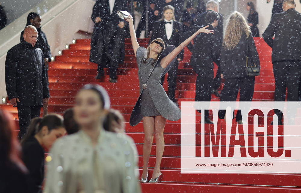 Frédérique Bel Montée des marches du film Her private hell lors du 79ème Festival International du Film de Cannes, le 18 mai 2026 Jacovides Moreau Bestimage Red carpet for Her private hell at the 79th Cannes International Film Festival on May 18, 2026 Cannes France