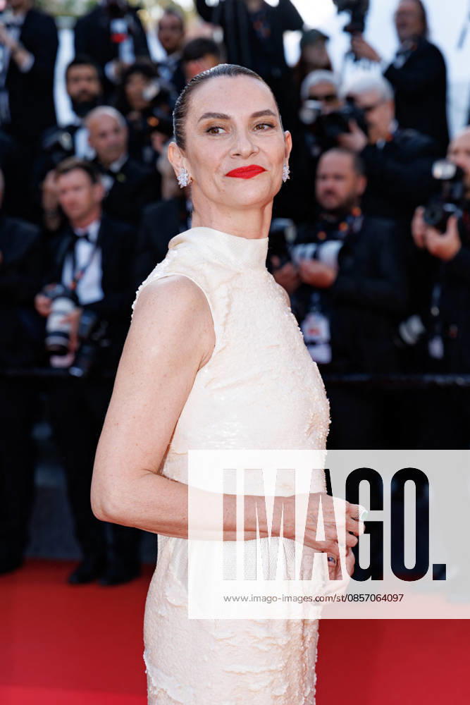 Géraldine Pailhas Montée des marches du film Amarga Navidad lors du 79ème Festival International du Film de Cannes, le 19 mai 2026 Jacovides Moreau Bestimage Red carpet for Amarga Navidad at the 79th Cannes International Film Festival on May 19, 2026 Cannes France