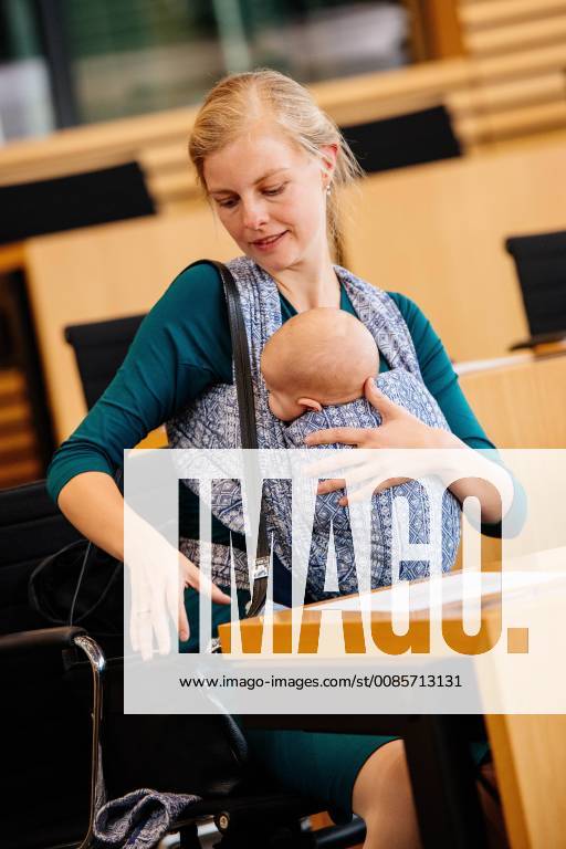 , Thüringer Landtag, 127. Plenarsitzung am Mittwoch, dem 26. September 2018 Im Bild: Abgeordnete Wiebke Muhsal (Afd, 32) betritt mit den Plenarsaal mit einem Baby