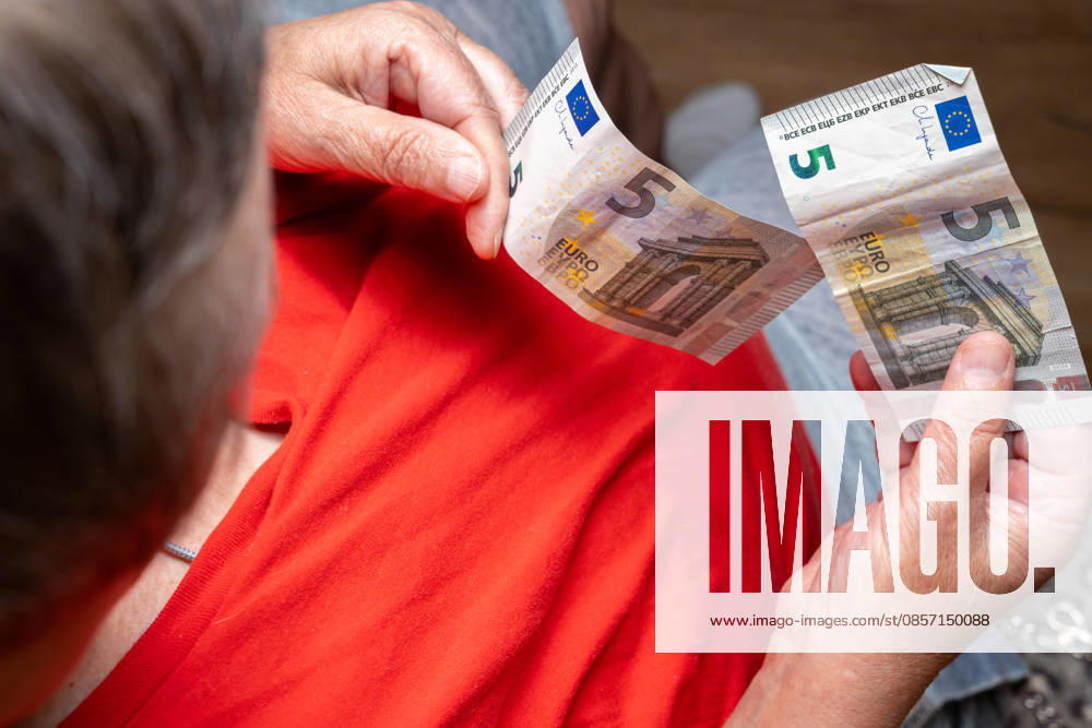 Eine korpulente Rentnerin zählt wenige Euroscheine mit ihren Händen. Das Bild symbolisiert finanzielle Unsicherheit, Altersarmut und den täglichen Kampf mit steigenden Preisen und knapper Rente.