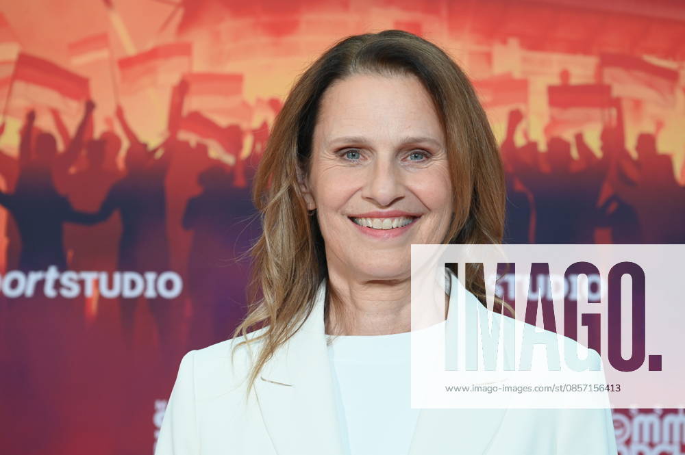 Moderatorin Katrin Müller-Hohenstein kommt zur Premiere von Mission Sommermärchen in den Kölner Cinedom: Die dreiteilige ZDF-Doku rekonstruiert den Weg Deutschlands zur WM 2006.