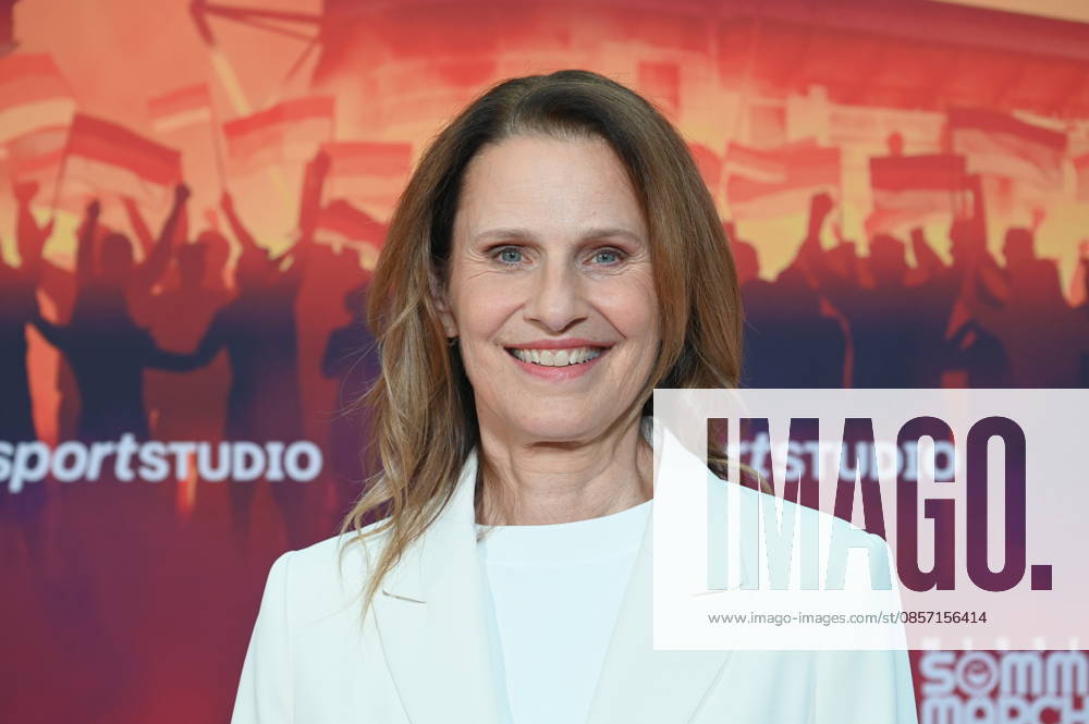 Moderatorin Katrin Müller-Hohenstein kommt zur Premiere von Mission Sommermärchen in den Kölner Cinedom: Die dreiteilige ZDF-Doku rekonstruiert den Weg Deutschlands zur WM 2006.