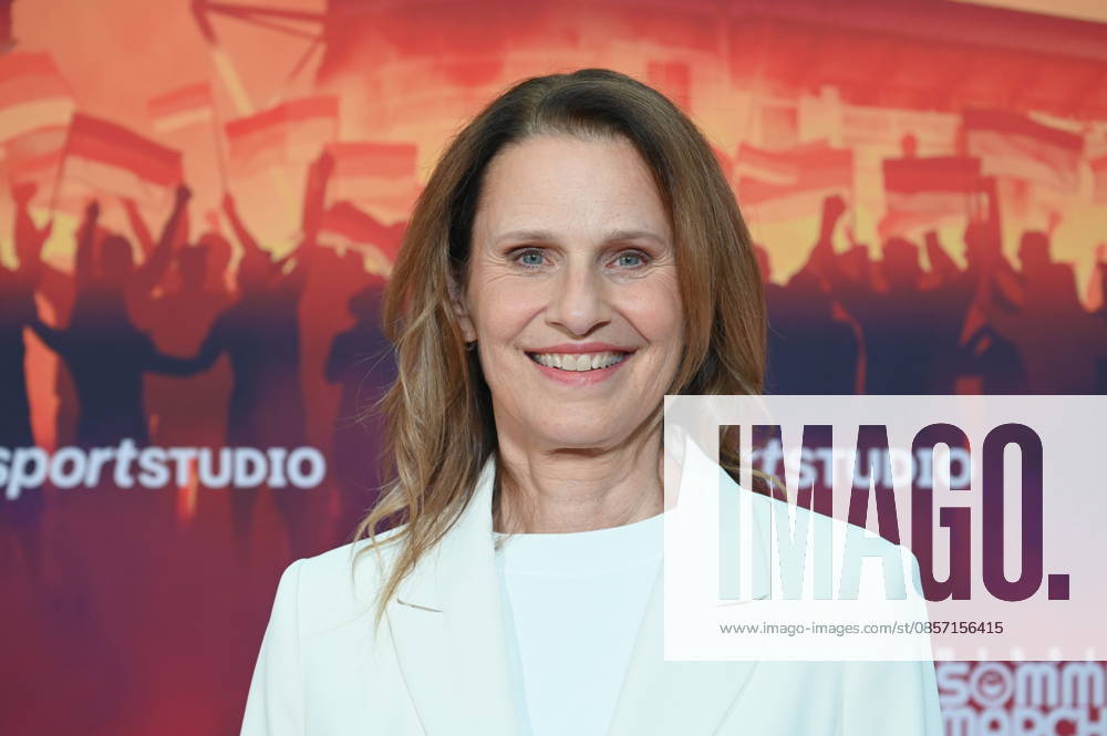 Moderatorin Katrin Müller-Hohenstein kommt zur Premiere von Mission Sommermärchen in den Kölner Cinedom: Die dreiteilige ZDF-Doku rekonstruiert den Weg Deutschlands zur WM 2006.