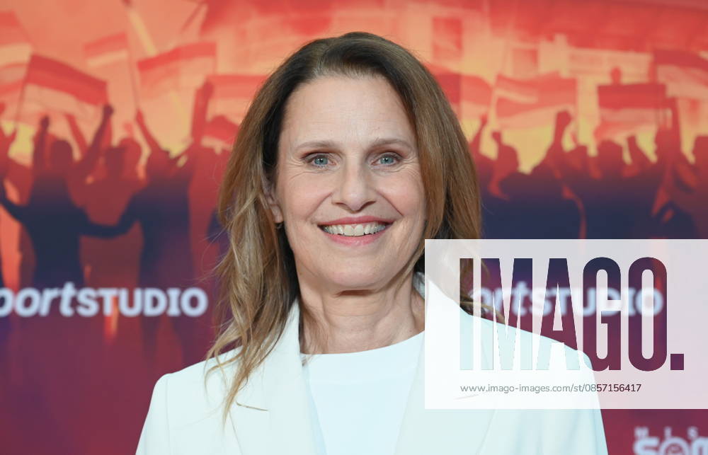 Moderatorin Katrin Müller-Hohenstein kommt zur Premiere von Mission Sommermärchen in den Kölner Cinedom: Die dreiteilige ZDF-Doku rekonstruiert den Weg Deutschlands zur WM 2006.