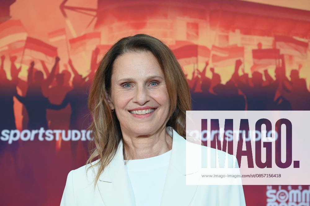 Moderatorin Katrin Müller-Hohenstein kommt zur Premiere von Mission Sommermärchen in den Kölner Cinedom: Die dreiteilige ZDF-Doku rekonstruiert den Weg Deutschlands zur WM 2006.