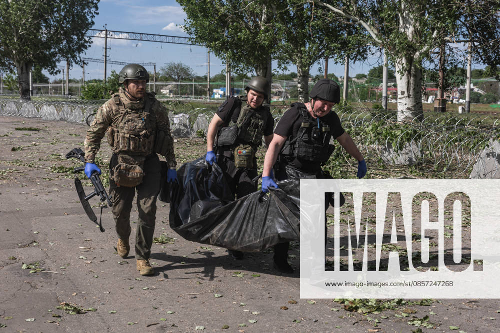 Aftermath of Russian airstrike in Kramatorsk and Druzhkivka DRUZHKIVKA, UKRAINE - MAY 21: Police officers pick up the body of a civilian killed in a Russian airstrike in Druzhkivka, Ukraine, 21 May 2026 Diego Herrera Carcedo Anadolu Druzhkivka Ukraine. Editorial use only. Please get in touch for any other usage.