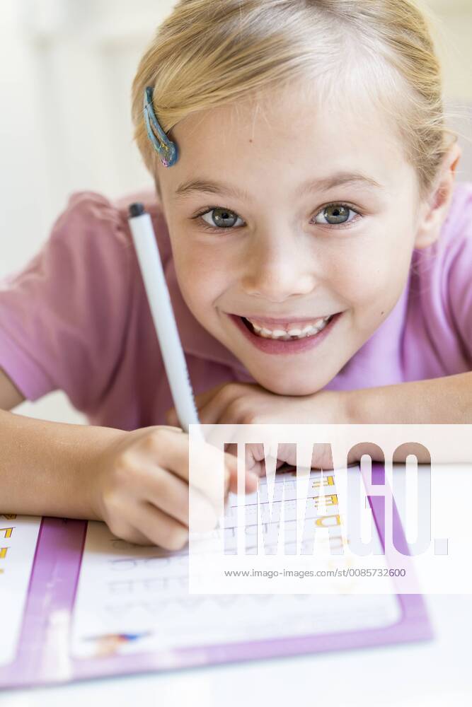 Portrait of smiling little girl writing alphabet model released Symbolfoto JFEF00891