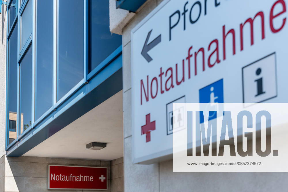 Notaufnahme am Krankenhaus Symbolbild für Gesundheitswesen und Klinikalltag 23.05.26, Limburg: Symbolfoto, Illustrationsbild, Symbolbild, Illustrationsfoto, Alltagsszene Hinweisschild einer Notaufnahme an einem Krankenhausgebäude mit Symbolen für Barrierefreiheit, Aufzug und Information. Das Bild steht symbolisch für medizinische Versorgung, Klinikalltag sowie die aktuellen Herausforderungen im Gesundheitswesen wie Überlastung von Notaufnahmen, Personalmangel und steigenden Patientenandrang. Limburg Hessen Deutschland