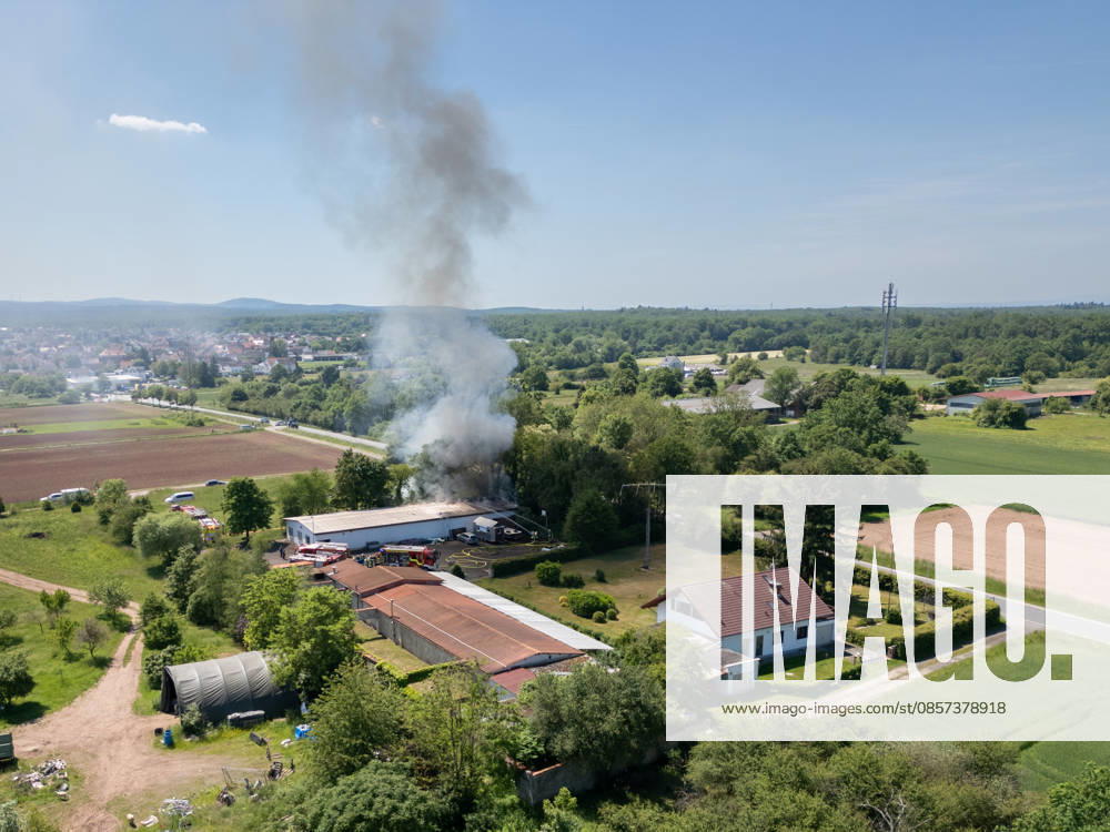 Feuer in Schützenverein in Messel ausgebrochen Am 23.05.2026 brannte auf dem Gelände des Schützenclubs Wildpark bei Messel ein Teil der Schießbahn sowie ein Gebäude. Die Feuerwehr teilte mit, dass niemand verletzt wurde. Der Alarm ging um 12:15 Uhr ein, rund 60 Einsatzkräfte aus mehreren Gemeinden waren vor Ort. Bei den Löscharbeiten kam es zu Explosionen, die zunächst für Munitionsdetonationen gehalten wurden; später stellte sich heraus, dass geplatzte Eternitplatten in der Dachkonstruktion die Ursache waren. Zur Brandursache lagen zunächst keine gesicherten Angaben vor, die Polizei ermittelt. Die Hitze machte den Einsatzkräften zu schaffen und sorgte für einen hohen Kräfteansatz. Messel Hessen Deutschland