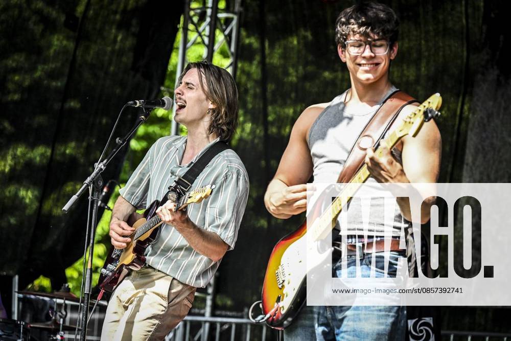 Local Stage: Favourite Sidewalk Couch am Samstag, dem 23 05 2026. Das Pfingst Open Air Essen-Werden geht in die 41. Runde. Bei sommerlichem Wetter feierten 10000 Menschen das Musikfestival. Das Festival ist umsonst und draußen. Drei Bühnen auf dem Gelände im Löwental wurden bespielt. Deutschland NRW Essen