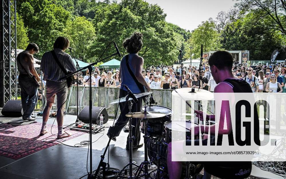 Local Stage: Favourite Sidewalk Couch am Samstag, dem 23 05 2026. Das Pfingst Open Air Essen-Werden geht in die 41. Runde. Bei sommerlichem Wetter feierten 10000 Menschen das Musikfestival. Das Festival ist umsonst und draußen. Drei Bühnen auf dem Gelände im Löwental wurden bespielt. Deutschland NRW Essen