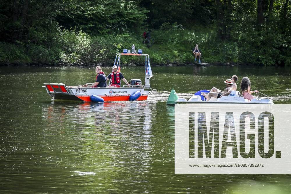 Die Wasserwacht vom DRK auf der Ruhr am Samstag, dem 23 05 2026. Das Pfingst Open Air Essen-Werden geht in die 41. Runde. Bei sommerlichem Wetter feierten 10000 Menschen das Musikfestival. Das Festival ist umsonst und draußen. Drei Bühnen auf dem Gelände im Löwental wurden bespielt. Deutschland NRW Essen