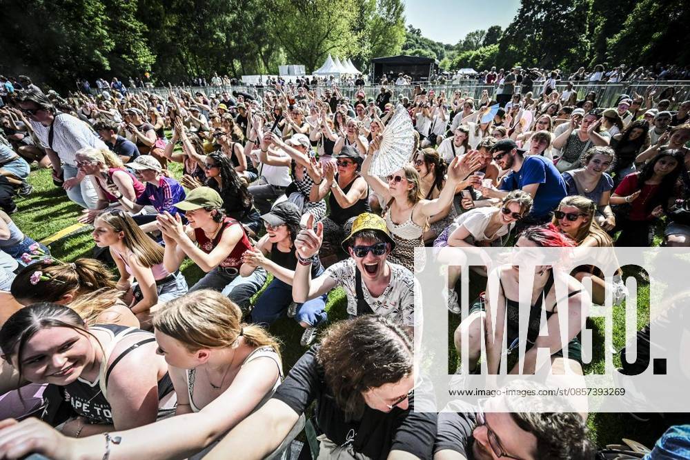 Hauptbühne: Jonny Mahoro am Samstag, dem 23 05 2026. Das Pfingst Open Air Essen-Werden geht in die 41. Runde. Bei sommerlichem Wetter feierten 10000 Menschen das Musikfestival. Das Festival ist umsonst und draußen. Drei Bühnen auf dem Gelände im Löwental wurden bespielt. Deutschland NRW Essen