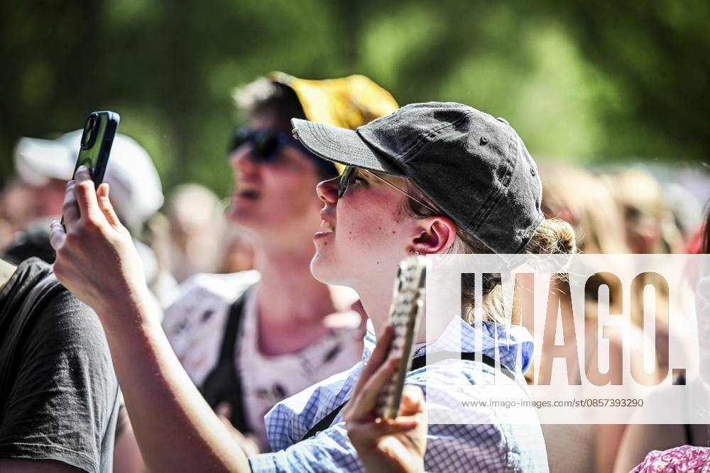 Hauptbühne: Jonny Mahoro am Samstag, dem 23 05 2026. Das Pfingst Open Air Essen-Werden geht in die 41. Runde. Bei sommerlichem Wetter feierten 10000 Menschen das Musikfestival. Das Festival ist umsonst und draußen. Drei Bühnen auf dem Gelände im Löwental wurden bespielt. Deutschland NRW Essen