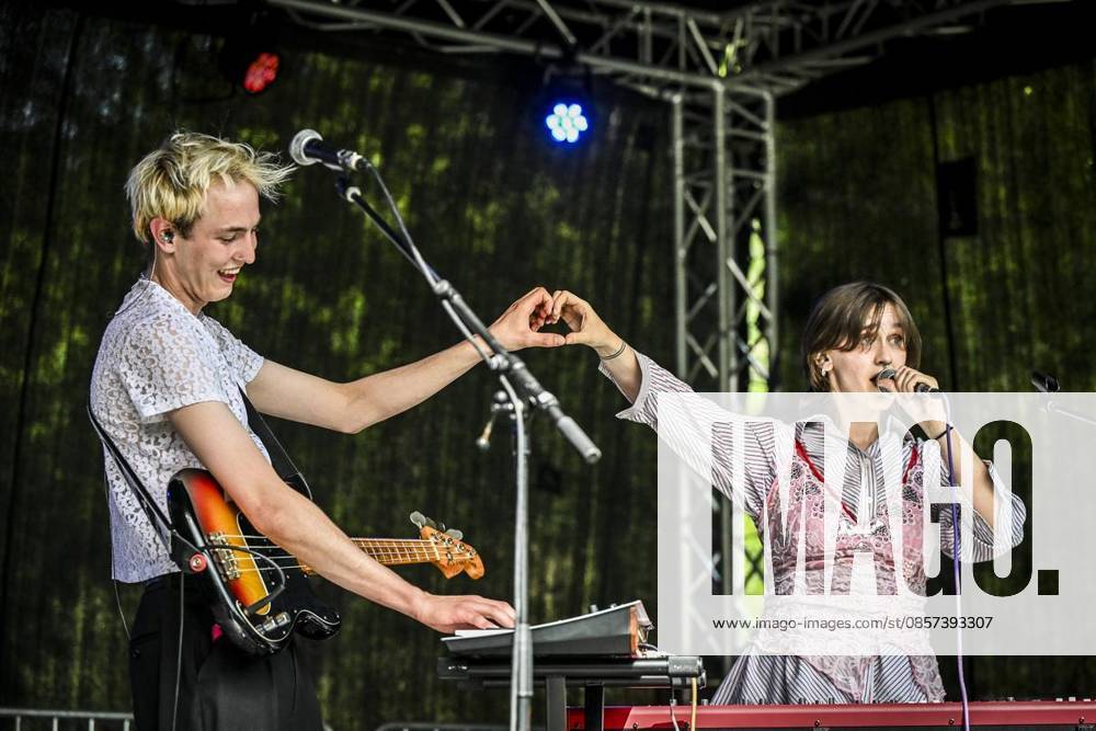 Local Stage: Kat Kit am Samstag, dem 23 05 2026. Das Pfingst Open Air Essen-Werden geht in die 41. Runde. Bei sommerlichem Wetter feierten 10000 Menschen das Musikfestival. Das Festival ist umsonst und draußen. Drei Bühnen auf dem Gelände im Löwental wurden bespielt. Deutschland NRW Essen