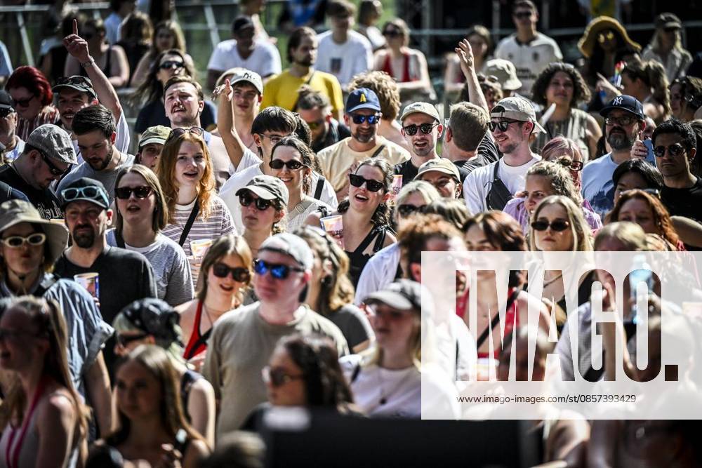 Hauptbühne : Emma Rose am Samstag, dem 23 05 2026. Das Pfingst Open Air Essen-Werden geht in die 41. Runde. Bei sommerlichem Wetter feierten 10000 Menschen das Musikfestival. Das Festival ist umsonst und draußen. Drei Bühnen auf dem Gelände im Löwental wurden bespielt. Deutschland NRW Essen