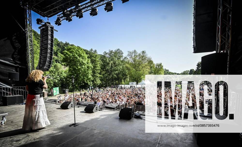 Hauptbühne : Emma Rose am Samstag, dem 23 05 2026. Das Pfingst Open Air Essen-Werden geht in die 41. Runde. Bei sommerlichem Wetter feierten 10000 Menschen das Musikfestival. Das Festival ist umsonst und draußen. Drei Bühnen auf dem Gelände im Löwental wurden bespielt. Deutschland NRW Essen