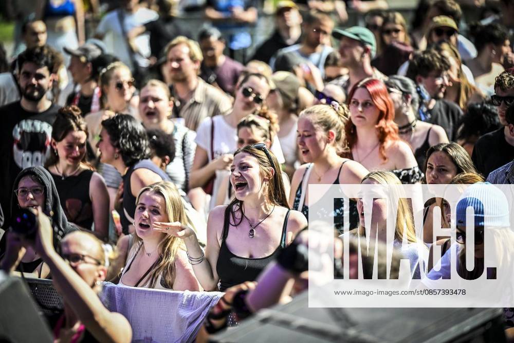 Hauptbühne : Emma Rose am Samstag, dem 23 05 2026. Das Pfingst Open Air Essen-Werden geht in die 41. Runde. Bei sommerlichem Wetter feierten 10000 Menschen das Musikfestival. Das Festival ist umsonst und draußen. Drei Bühnen auf dem Gelände im Löwental wurden bespielt. Deutschland NRW Essen