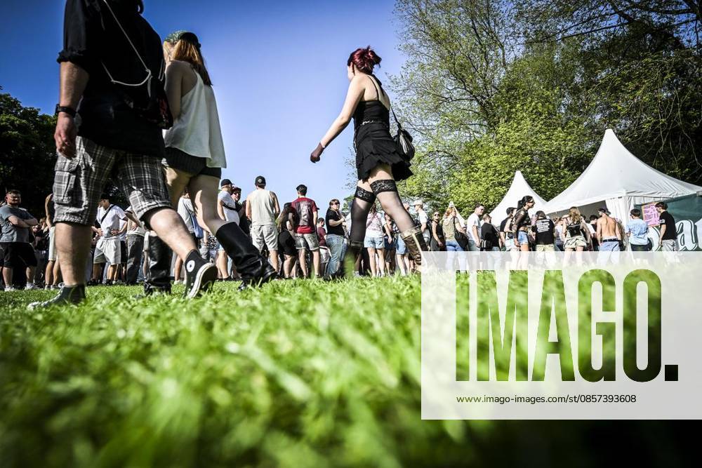 Schlanegn an Getränke Ständen am Samstag, dem 23 05 2026. Das Pfingst Open Air Essen-Werden geht in die 41. Runde. Bei sommerlichem Wetter feierten 10000 Menschen das Musikfestival. Das Festival ist umsonst und draußen. Drei Bühnen auf dem Gelände im Löwental wurden bespielt. Deutschland NRW Essen