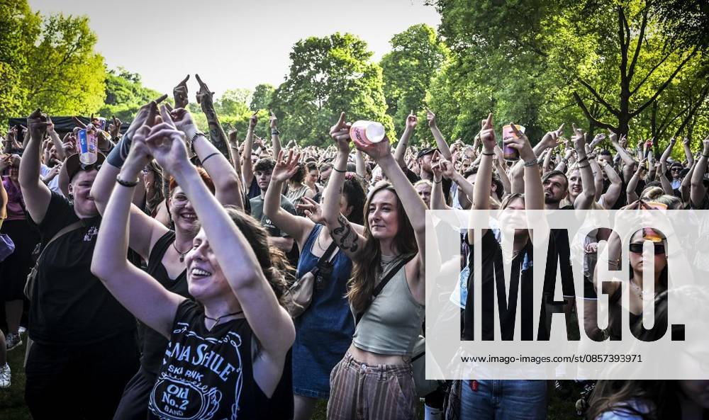 The toten Crackhuren im Kofferraum am Samstag, dem 23 05 2026. Das Pfingst Open Air Essen-Werden geht in die 41. Runde. Bei sommerlichem Wetter feierten 10000 Menschen das Musikfestival. Das Festival ist umsonst und draußen. Drei Bühnen auf dem Gelände im Löwental wurden bespielt. Deutschland NRW Essen