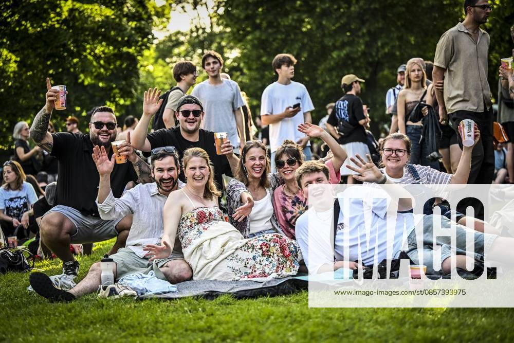 Hauptbühne: Jassin am Samstag, dem 23 05 2026. Das Pfingst Open Air Essen-Werden geht in die 41. Runde. Bei sommerlichem Wetter feierten 10000 Menschen das Musikfestival. Das Festival ist umsonst und draußen. Drei Bühnen auf dem Gelände im Löwental wurden bespielt. Deutschland NRW Essen