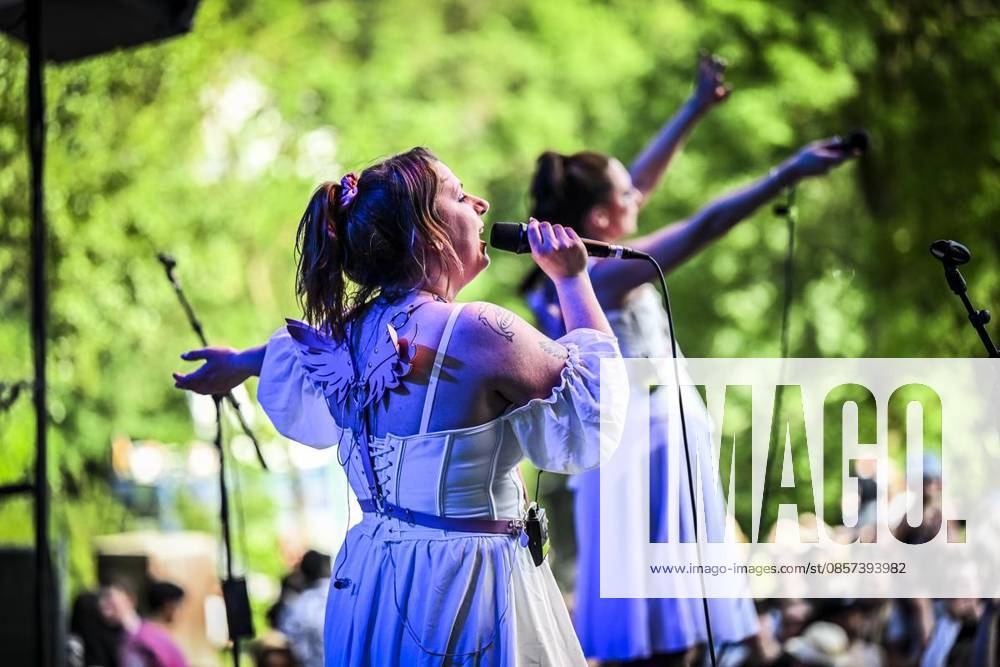 The toten Crackhuren im Kofferraum am Samstag, dem 23 05 2026. Das Pfingst Open Air Essen-Werden geht in die 41. Runde. Bei sommerlichem Wetter feierten 10000 Menschen das Musikfestival. Das Festival ist umsonst und draußen. Drei Bühnen auf dem Gelände im Löwental wurden bespielt. Deutschland NRW Essen
