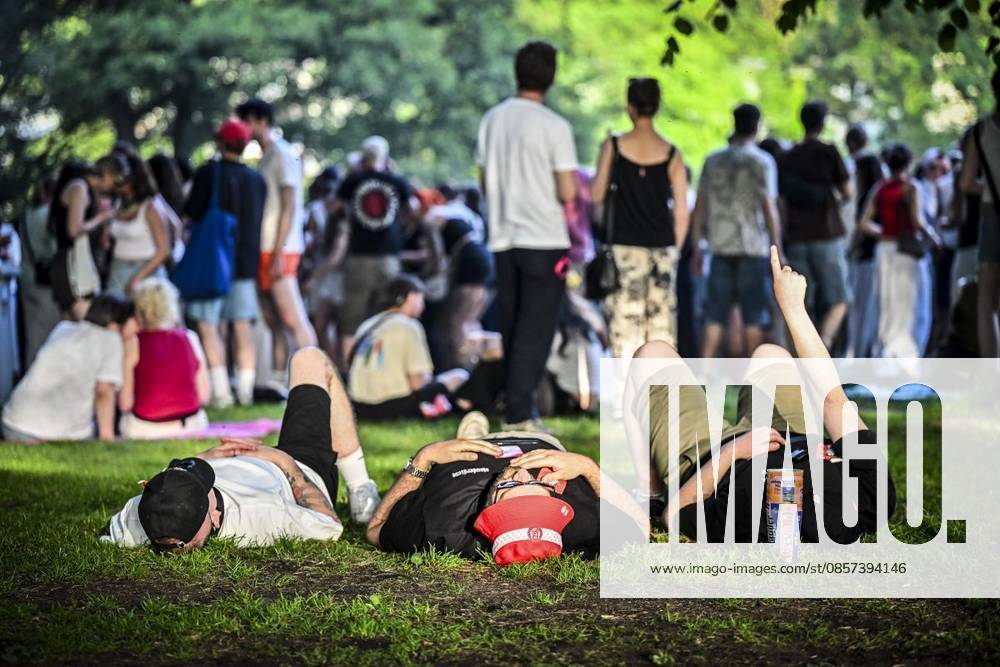 Menschen feiern beim Pfingst Open Air am Samstag, dem 23 05 2026. Das Pfingst Open Air Essen-Werden geht in die 41. Runde. Bei sommerlichem Wetter feierten 10000 Menschen das Musikfestival. Das Festival ist umsonst und draußen. Drei Bühnen auf dem Gelände im Löwental wurden bespielt. Deutschland NRW Essen
