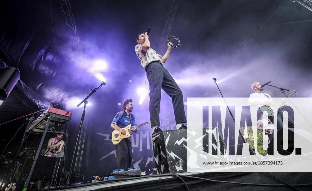 Hauptbühne: Das Lumpenpack am Samstag, dem 23 05 2026. Das Pfingst Open Air Essen-Werden geht in die 41. Runde. Bei sommerlichem Wetter feierten 10000 Menschen das Musikfestival. Das Festival ist umsonst und draußen. Drei Bühnen auf dem Gelände im Löwental wurden bespielt. Deutschland NRW Essen