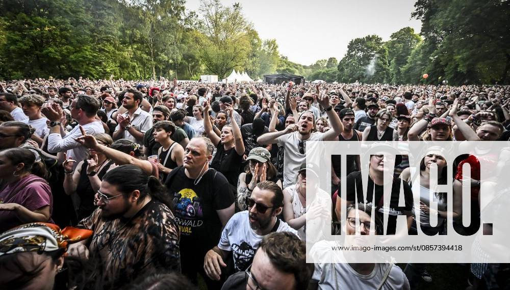 Hauptbühne: Das Lumpenpack am Samstag, dem 23 05 2026. Das Pfingst Open Air Essen-Werden geht in die 41. Runde. Bei sommerlichem Wetter feierten 10000 Menschen das Musikfestival. Das Festival ist umsonst und draußen. Drei Bühnen auf dem Gelände im Löwental wurden bespielt. Deutschland NRW Essen