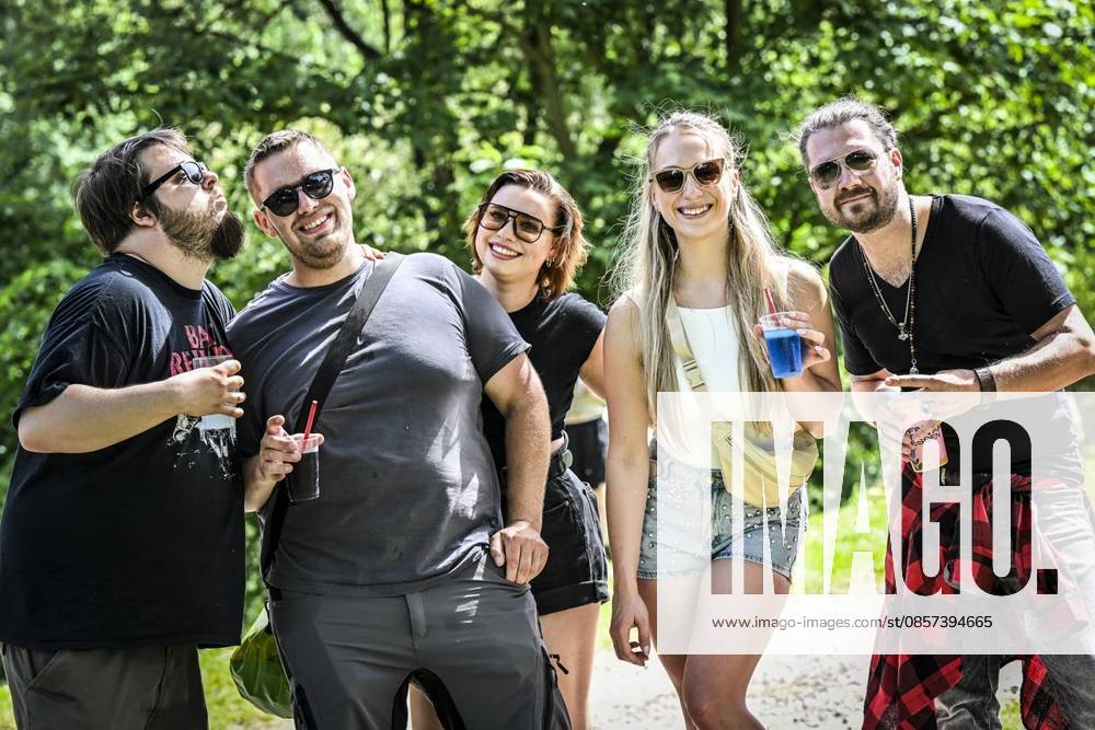 Menschen feiern beim Pfingst Open Air am Samstag, dem 23 05 2026. Das Pfingst Open Air Essen-Werden geht in die 41. Runde. Bei sommerlichem Wetter feierten 10000 Menschen das Musikfestival. Das Festival ist umsonst und draußen. Drei Bühnen auf dem Gelände im Löwental wurden bespielt. Deutschland NRW Essen