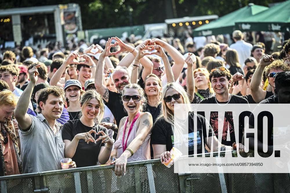 Am Samstag, dem 23 05 2026. Das Pfingst Open Air Essen-Werden geht in die 41. Runde. Bei sommerlichem Wetter feierten 10000 Menschen das Musikfestival. Das Festival ist umsonst und draußen. Drei Bühnen auf dem Gelände im Löwental wurden bespielt. Deutschland NRW Essen