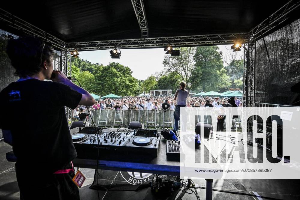 Am Samstag, dem 23 05 2026. Das Pfingst Open Air Essen-Werden geht in die 41. Runde. Bei sommerlichem Wetter feierten 10000 Menschen das Musikfestival. Das Festival ist umsonst und draußen. Drei Bühnen auf dem Gelände im Löwental wurden bespielt. Deutschland NRW Essen