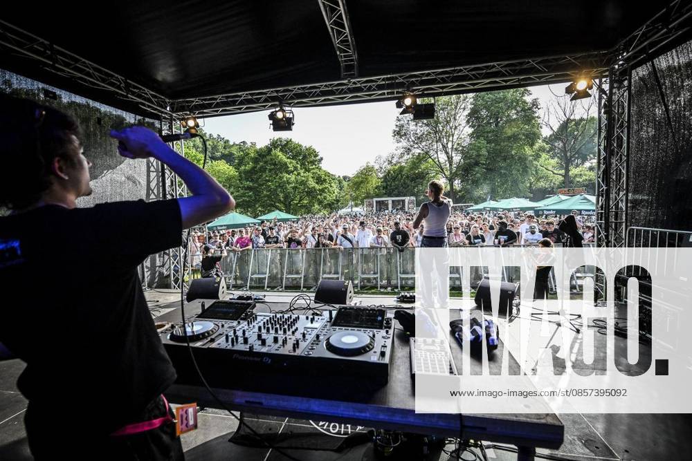 Am Samstag, dem 23 05 2026. Das Pfingst Open Air Essen-Werden geht in die 41. Runde. Bei sommerlichem Wetter feierten 10000 Menschen das Musikfestival. Das Festival ist umsonst und draußen. Drei Bühnen auf dem Gelände im Löwental wurden bespielt. Deutschland NRW Essen
