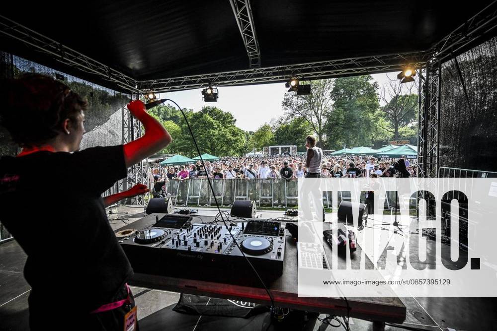 Am Samstag, dem 23 05 2026. Das Pfingst Open Air Essen-Werden geht in die 41. Runde. Bei sommerlichem Wetter feierten 10000 Menschen das Musikfestival. Das Festival ist umsonst und draußen. Drei Bühnen auf dem Gelände im Löwental wurden bespielt. Deutschland NRW Essen