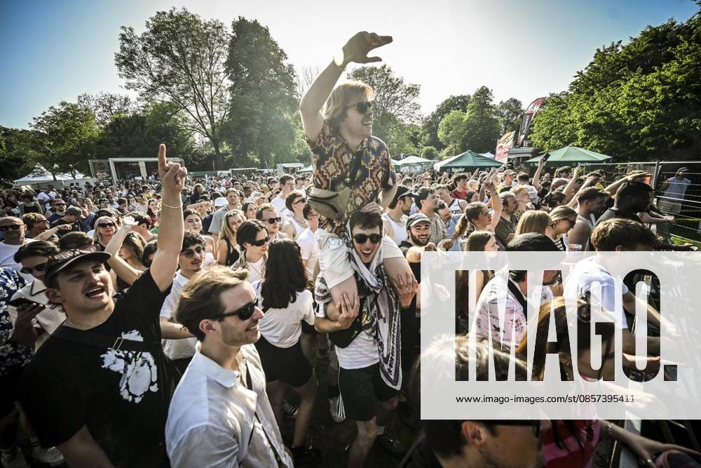 Am Samstag, dem 23 05 2026. Das Pfingst Open Air Essen-Werden geht in die 41. Runde. Bei sommerlichem Wetter feierten 10000 Menschen das Musikfestival. Das Festival ist umsonst und draußen. Drei Bühnen auf dem Gelände im Löwental wurden bespielt. Deutschland NRW Essen