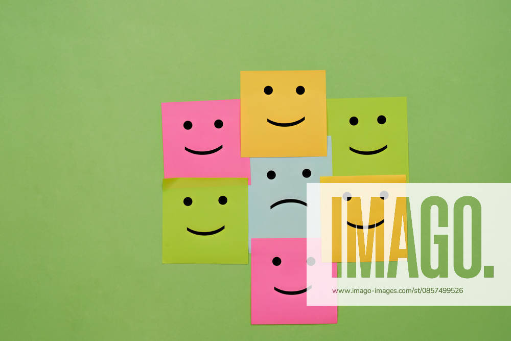 Konzept zur Erfassung von Emotionen, Stimmungsrückmeldung und Zufriedenheit mit Haftnotizen in Form von Smileys und traurigen Gesichtern Konzept zur Erfassung von Emotionen, Stimmungsrückmeldung und Zufriedenheit mit Haftnotizen in Form von Smileys und traurigen Gesichtern (License=RF)