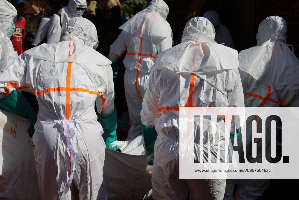 (260525) -- MONGBWALU, May 25, 2026 -- Medical workers in protective suits transfer the body of an Ebola victim in Mongbwalu, Ituri province, eastern Democratic Republic of the Congo (DRC), May 24, 2026. World Health Organization (WHO) Director-General Tedros Adhanom Ghebreyesus said on Sunday that as the Democratic Republic of the Congo (DRC) scales up surveillance in its Ebola response, more than 900 suspected cases have been identified so far, including 101 confirmed cases. (Str Xinhua) DR CONGO-MONGBWALU-EBOLA OUTBREAK-BURIAL XXXX