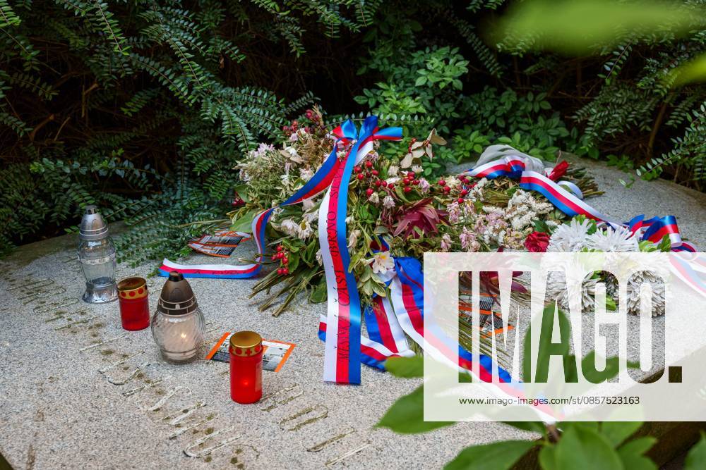 Flowers on the memorial during a commemorative ceremony honoring the victims of Nazism in Brno, Czech Republic, on May 25, 2026. The 76th Congress of Sudeten Germans took place in Brno, Czech Republic, from May 22 to 25, 2026, marking the first time the event was held in the country. Brno Czech Republic - ZUMAc315 20260525_zsp_c315_026
