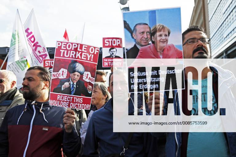 Menschen nehmen einer Demonstration Erdogan not welcome gegen den Besuch des tuerkischen Praesidenten in Berlin am 28. September 2018. Der Tuerkische Praesident ist auf Staatsbesuch vom 27. bis 29. September in Deutschland. Protest gegen Erdogan in Berlin