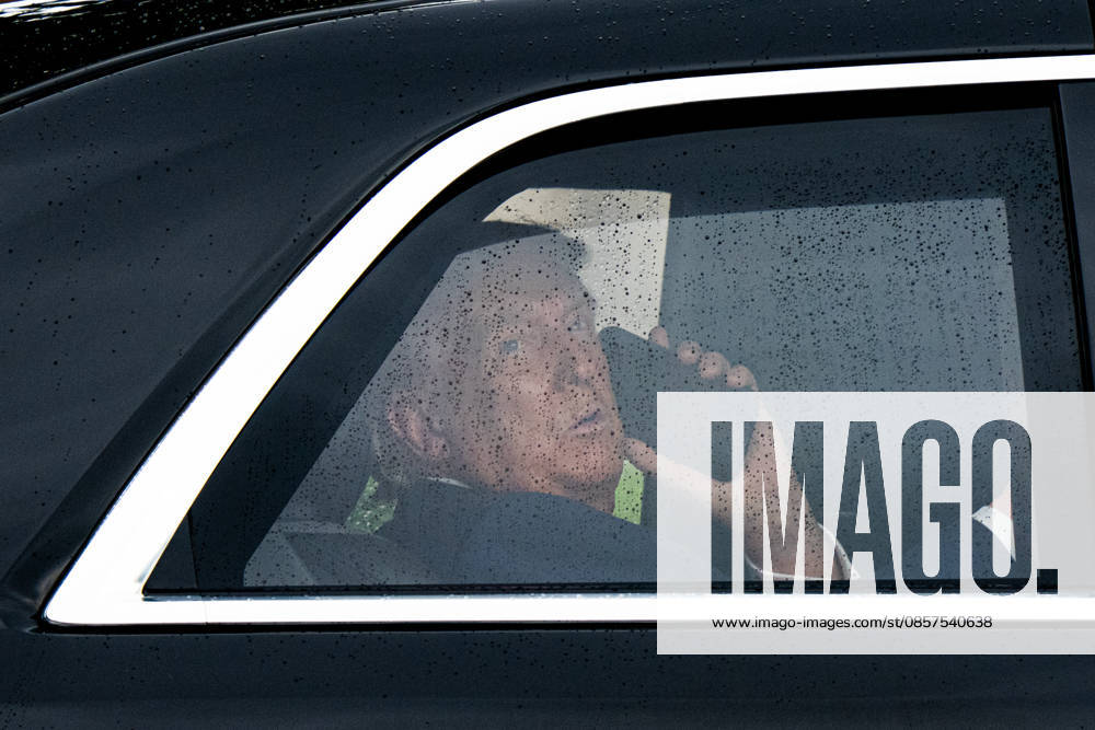 United States President Donald J Trump speaks on the phone as he arrives at the White House in Washington DC on Monday, May 25, 2025 Washington USA - ZUMAs152 20260525_faa_s152_026