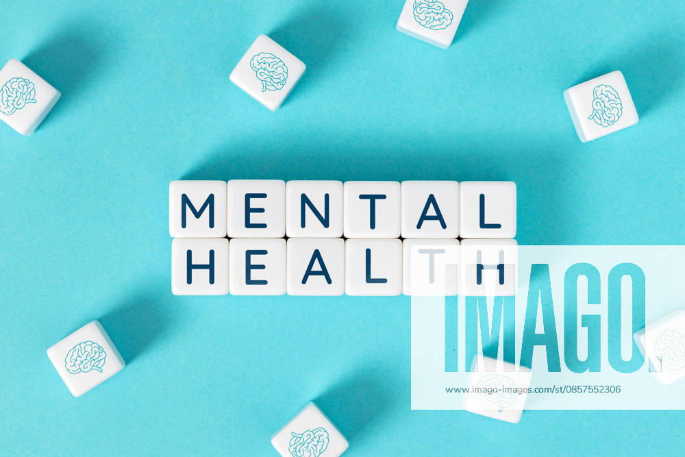 Das Wort ?Psychische Gesundheit? auf Blöcken, umgeben von Gehirn-Symbolen auf blauem Hintergrund Mental health word on cube blocks surrounded by brain icons on blue background (License=RF)
