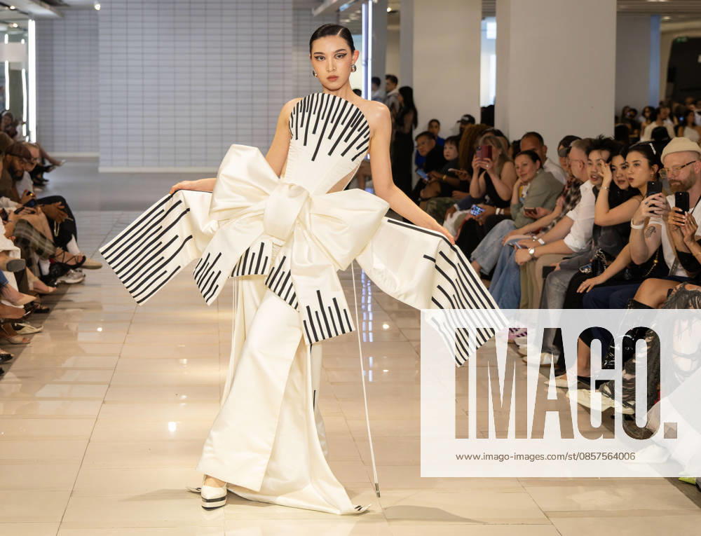 (260526) -- TORONTO, May 26, 2026 -- A model presents a creation at the Fashion Art Toronto s Fashion Week Spring Summer 2026 in Toronto, Canada, on May 25, 2026. The annual event kicked off here on Monday and will last until May 31. (Photo by Xinhua) CANADA-TORONTO-FASHION WEEK-OPENING ZouxZheng