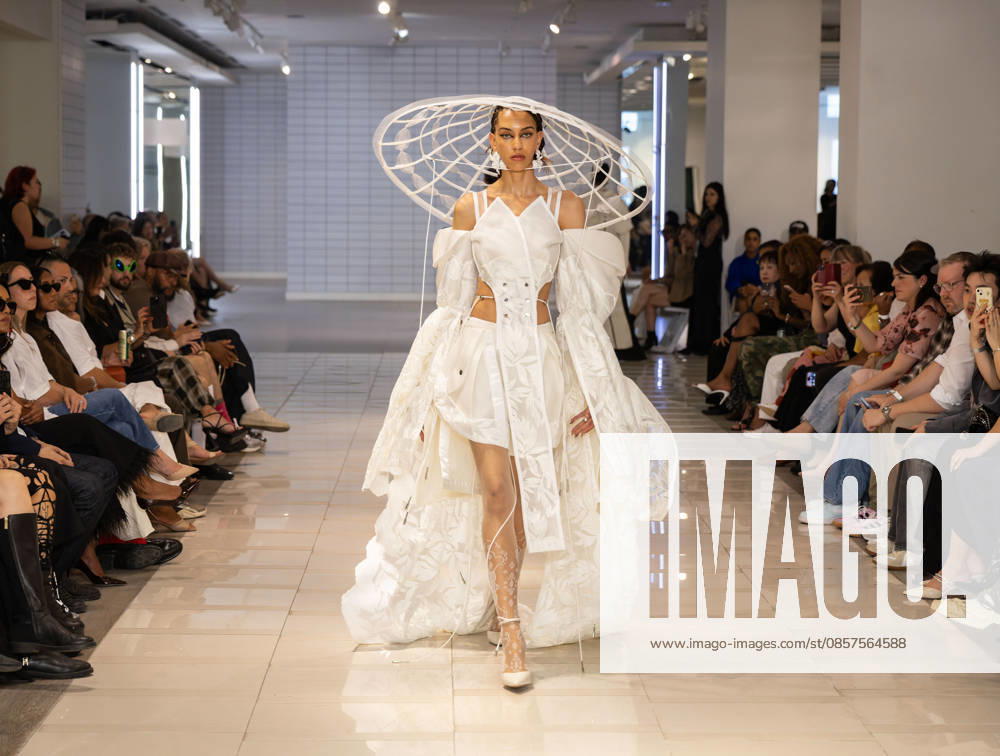 (260526) -- TORONTO, May 26, 2026 -- A model presents a creation at the Fashion Art Toronto s Fashion Week Spring Summer 2026 in Toronto, Canada, on May 25, 2026. The annual event kicked off here on Monday and will last until May 31. (Photo by Xinhua) CANADA-TORONTO-FASHION WEEK-OPENING ZouxZheng